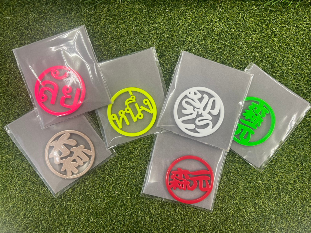 ゴルフマーカーがラッピングされて、グリーンの上に置かれている