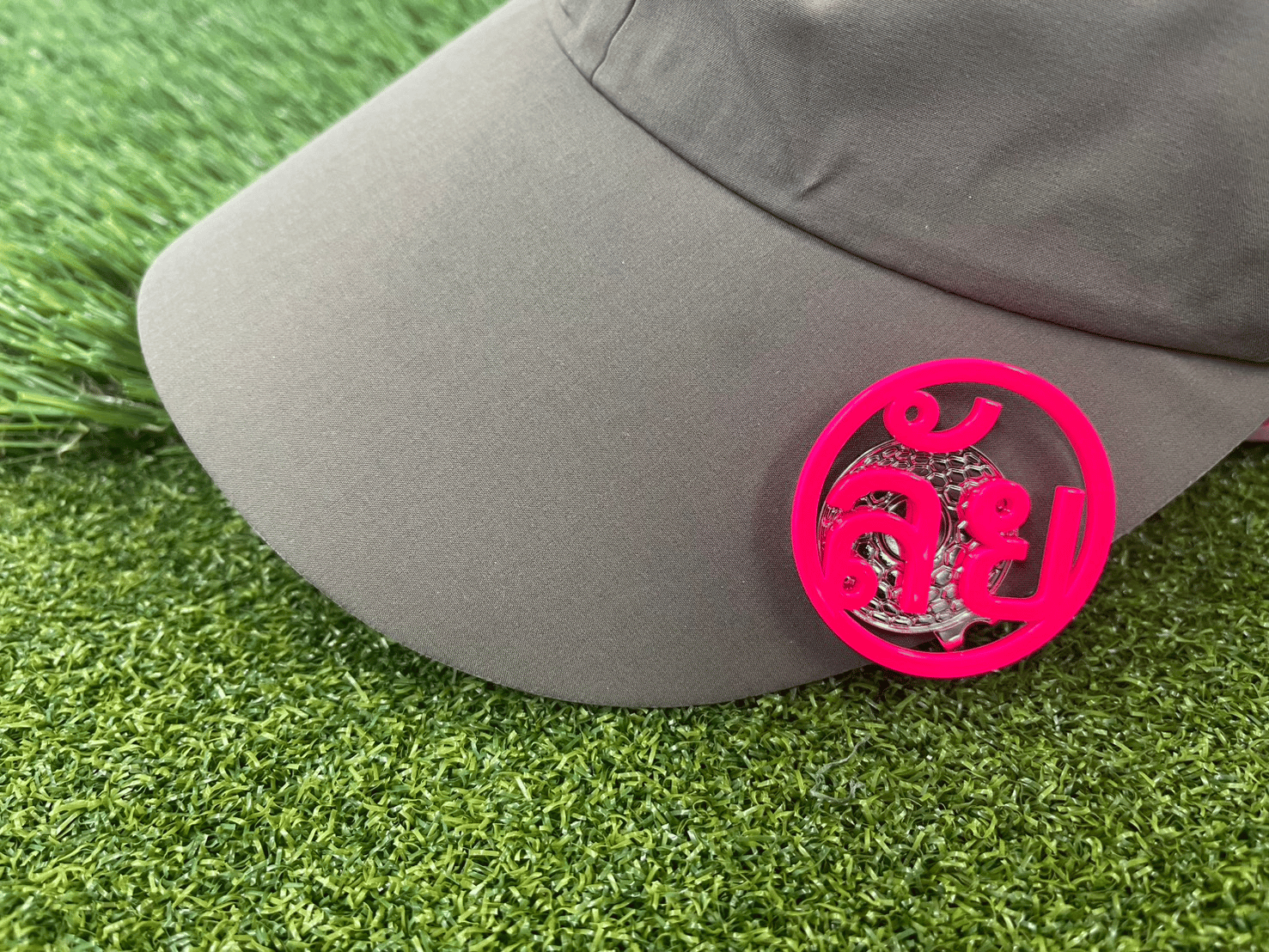 ゴルフマーカーを付けた帽子