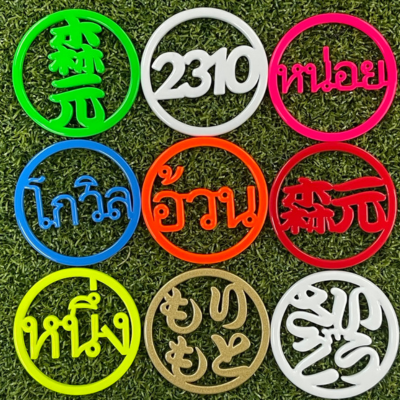 色々な色のゴルフマーカーがグリーンの上に並べられている